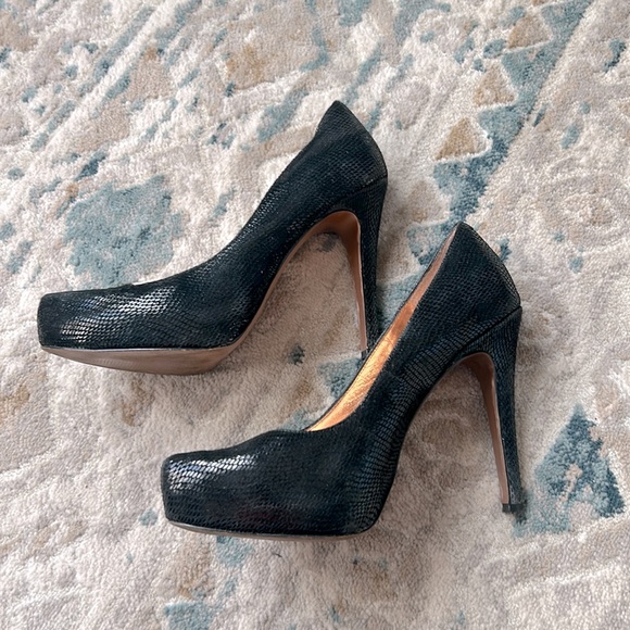 BCBGeneration black snake skin platform stiletto heels. Size 8/38 - Picture 3 of 5